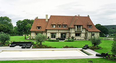 Un ensemble résidentiel comprenant manoir et maison d’amis, sur la côte Normande.