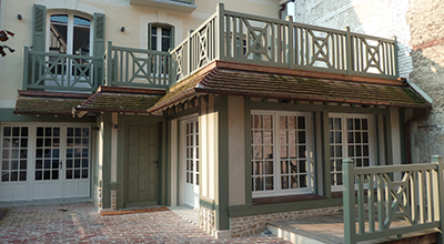 Création d’un ensemble entrée séjour au rez-de-chaussée et terrasse à l’étage, au cœur de Deauville.