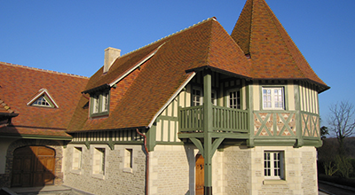 Création d’une extension en pierre de Creuilly avec balcon et son pigeonnier, région Livarot 
